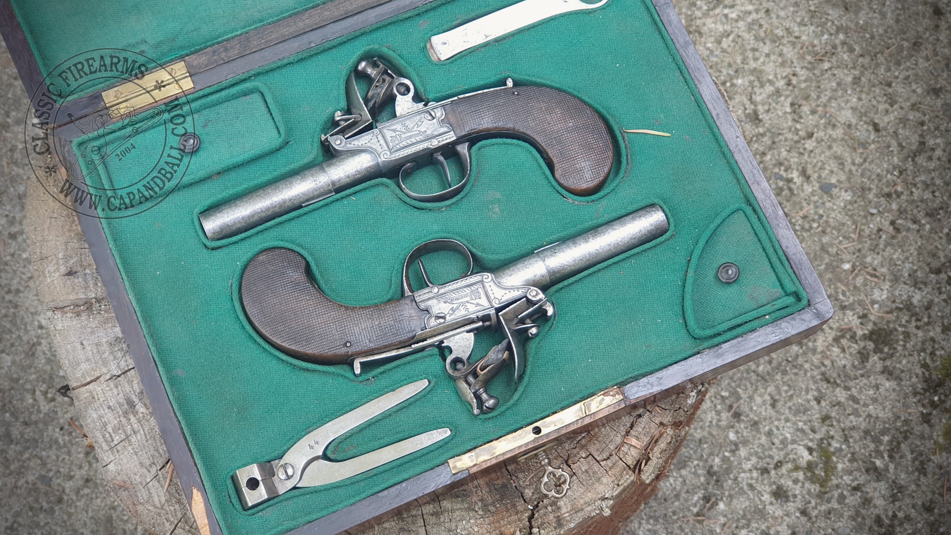 Cased pair of flintlock pistols with accessories Boutet